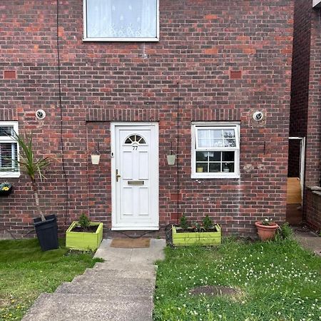 77 Blenheim Road Leilighet Northolt  Eksteriør bilde